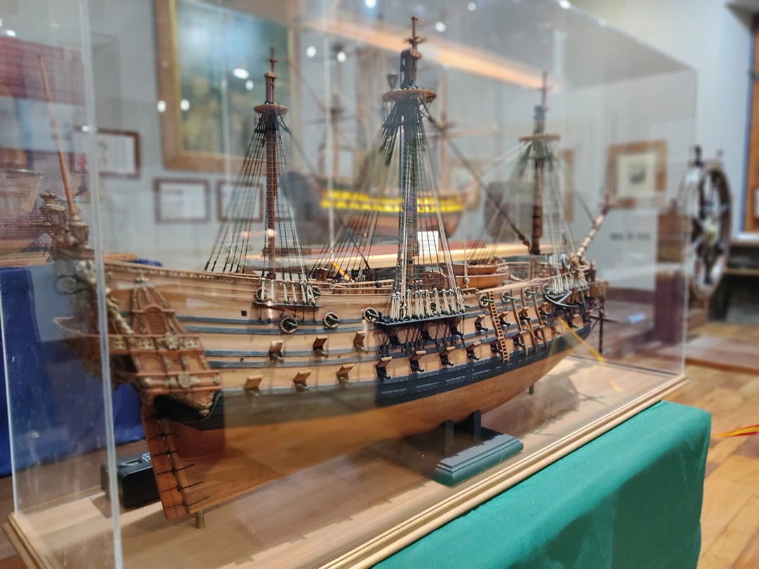 viaje en barco museo de la cavada artilleria